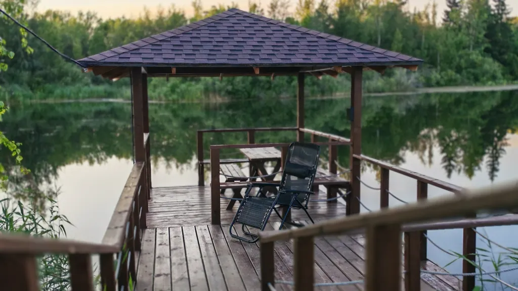 Дома и бани на берегу озера