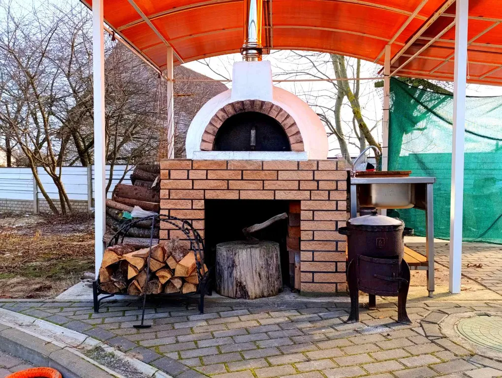 Уютный домик в деревне с беседкой и мангалом на улице