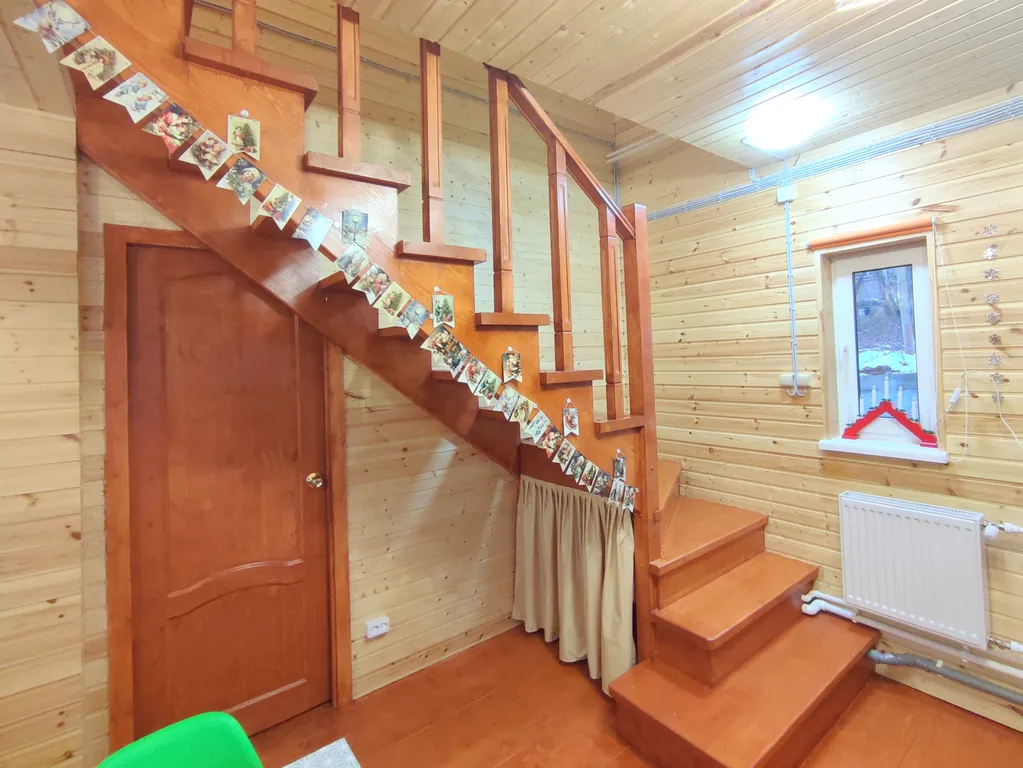 Петербургская дача на холме прямо у озера