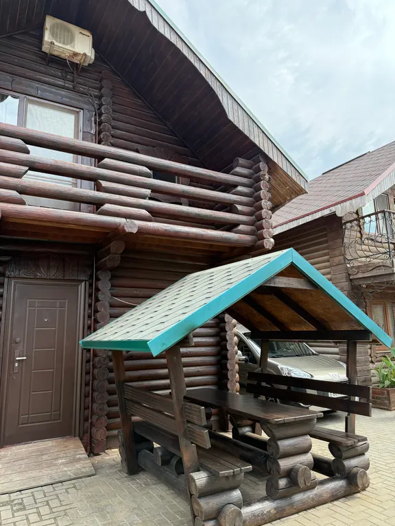 Деревянный домик возле моря