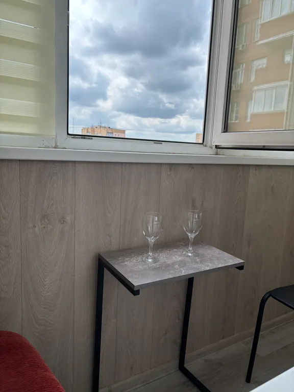 Уютная, чистая квартира в удобном районе, имеется водонагреватель.