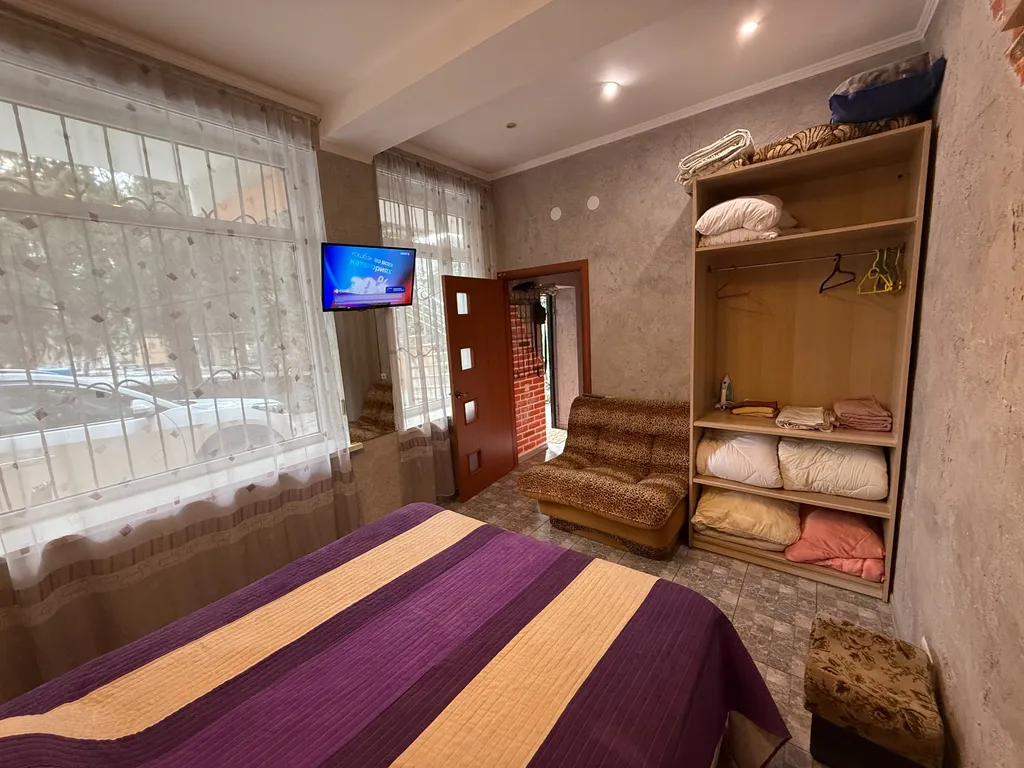 Семейные апартаменты на 4-х в самом центре Ялты у моря, парковка бонус