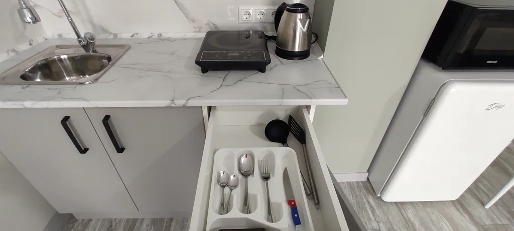 Уютная комната с видом на море