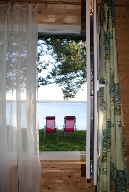 Удобный дом на самом берегу озера Вселуг