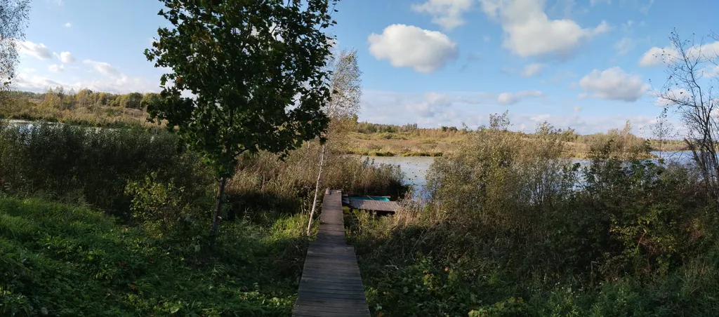 Деревенский домик на берегу озера