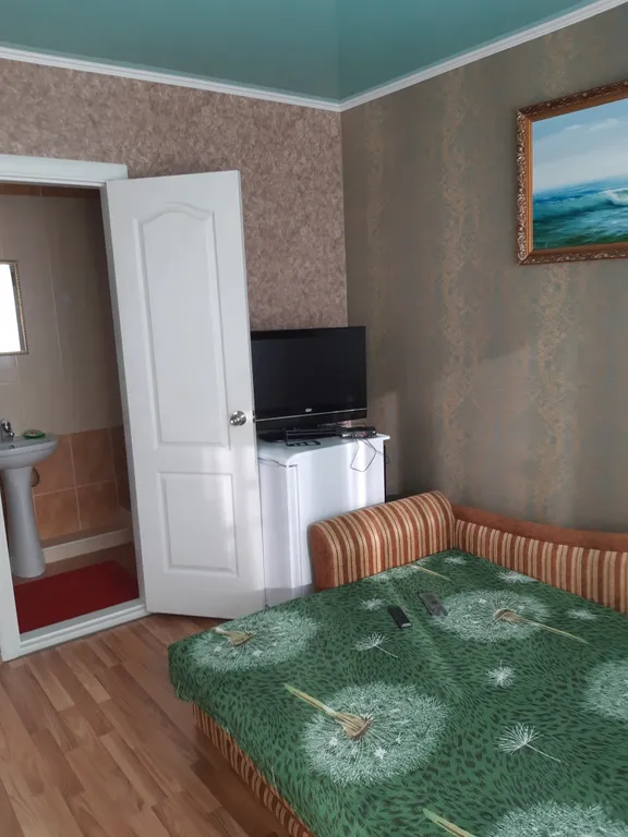 Двух комнатный номер с двумя двух спальными кроватями с видом на город