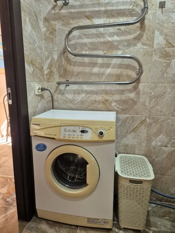 Яркая студия с видом на бассейн