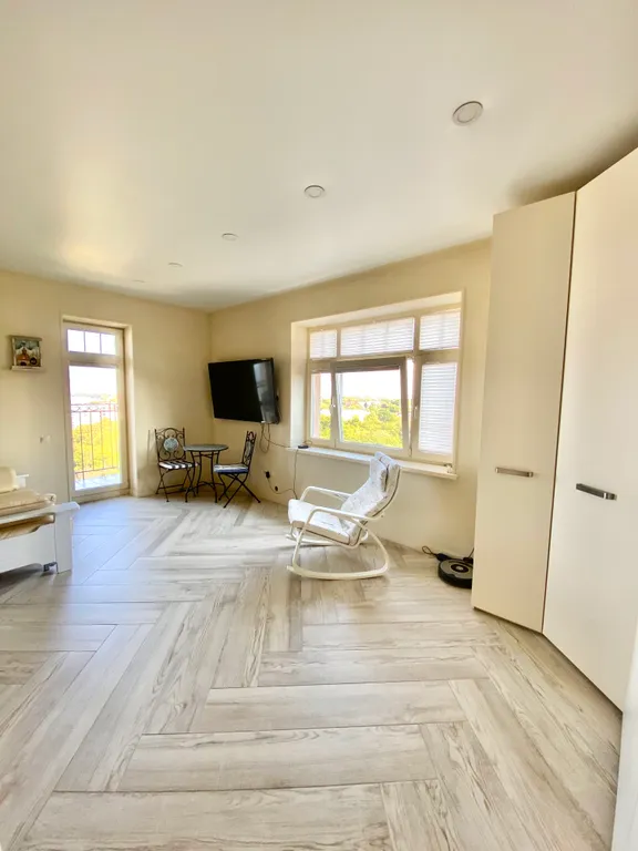 Двухуровневые просторные апартаменты с видом на море.