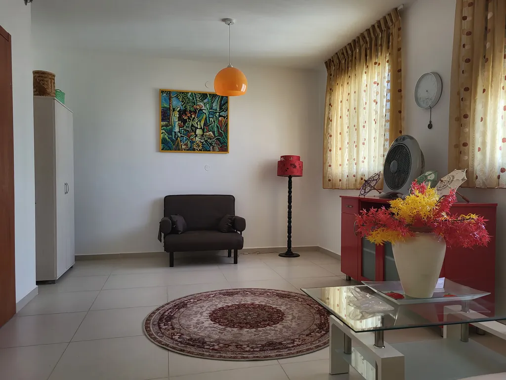 Комната в квартире на берегу моря, центр города, вид из окна.