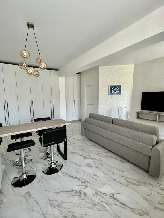 Квартира в доме с бассейном на набережной