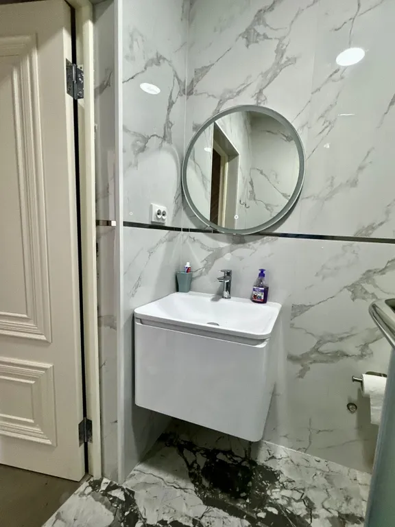 Квартира с бассейном у берега моря