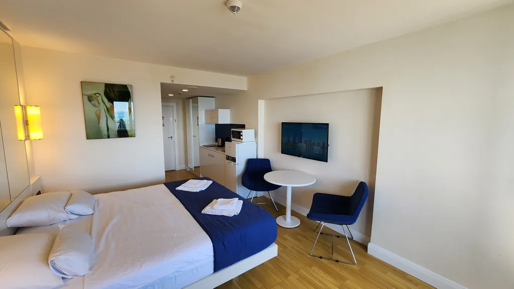 Вид на город и море