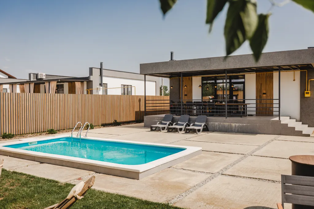 Загородный дом с баней и бассейном