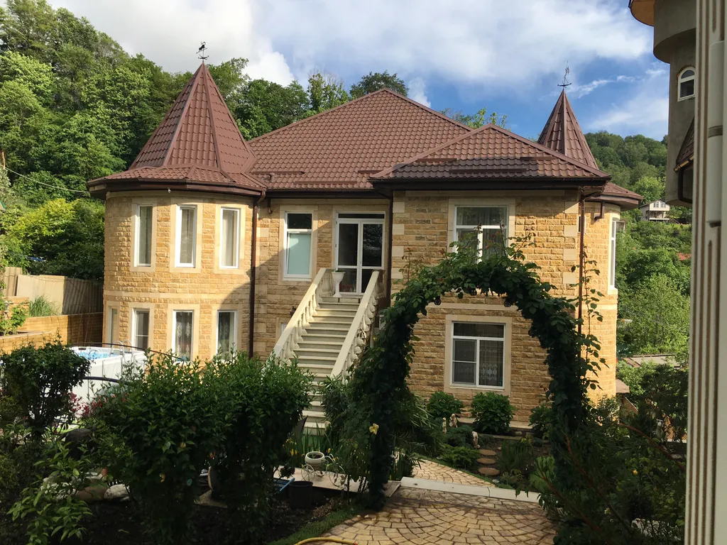 Коттедж Дом замок с видом на море и горы — аренда посуточно в Сочи