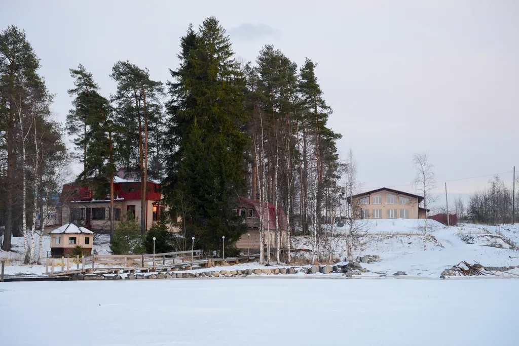 Большой коттедж на берегу из двух частей