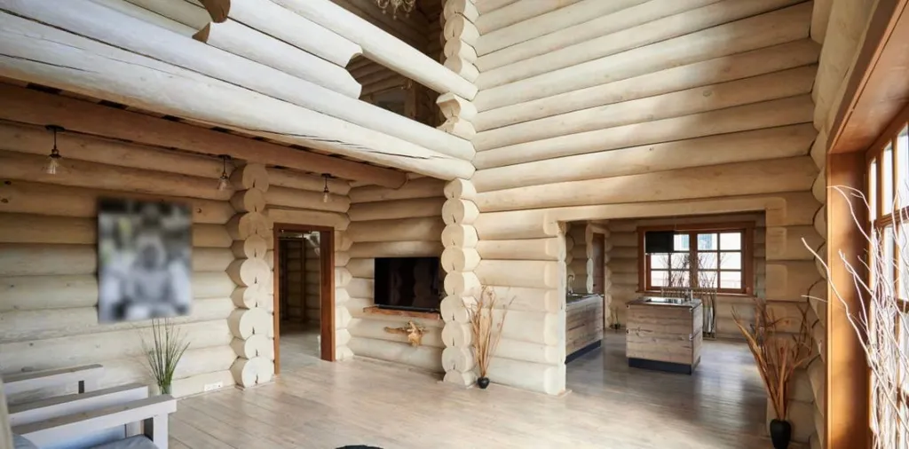 Деревянный коттедж из рубленого соснового бревна