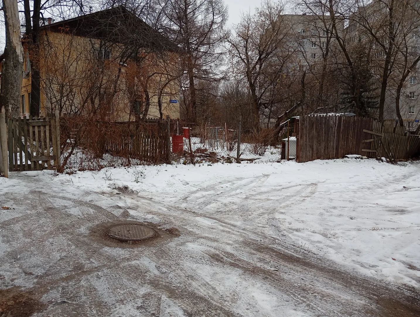 Место для парковки вдоль забора бесплатно.