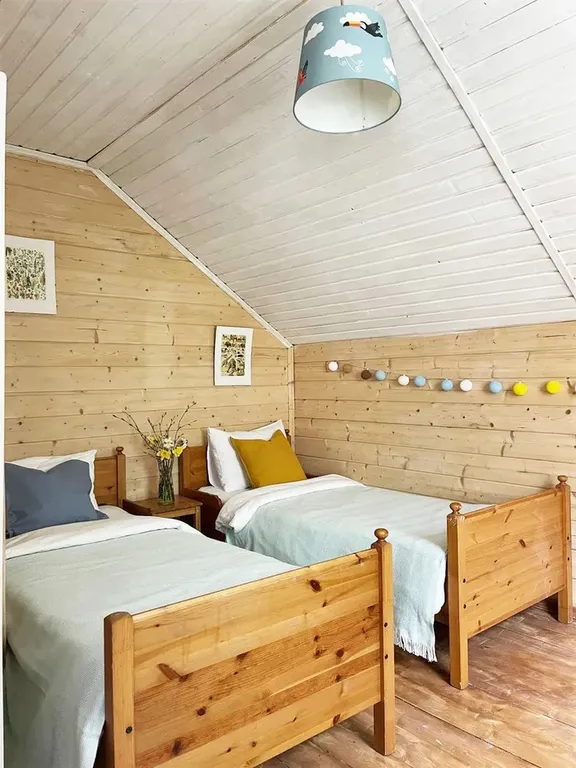 Дом с камином и с большим фруктовым садом