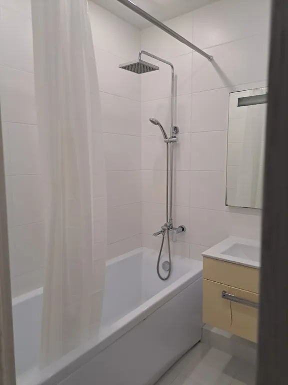 Две изолированные спальни с видом на горы в центре Ялты.