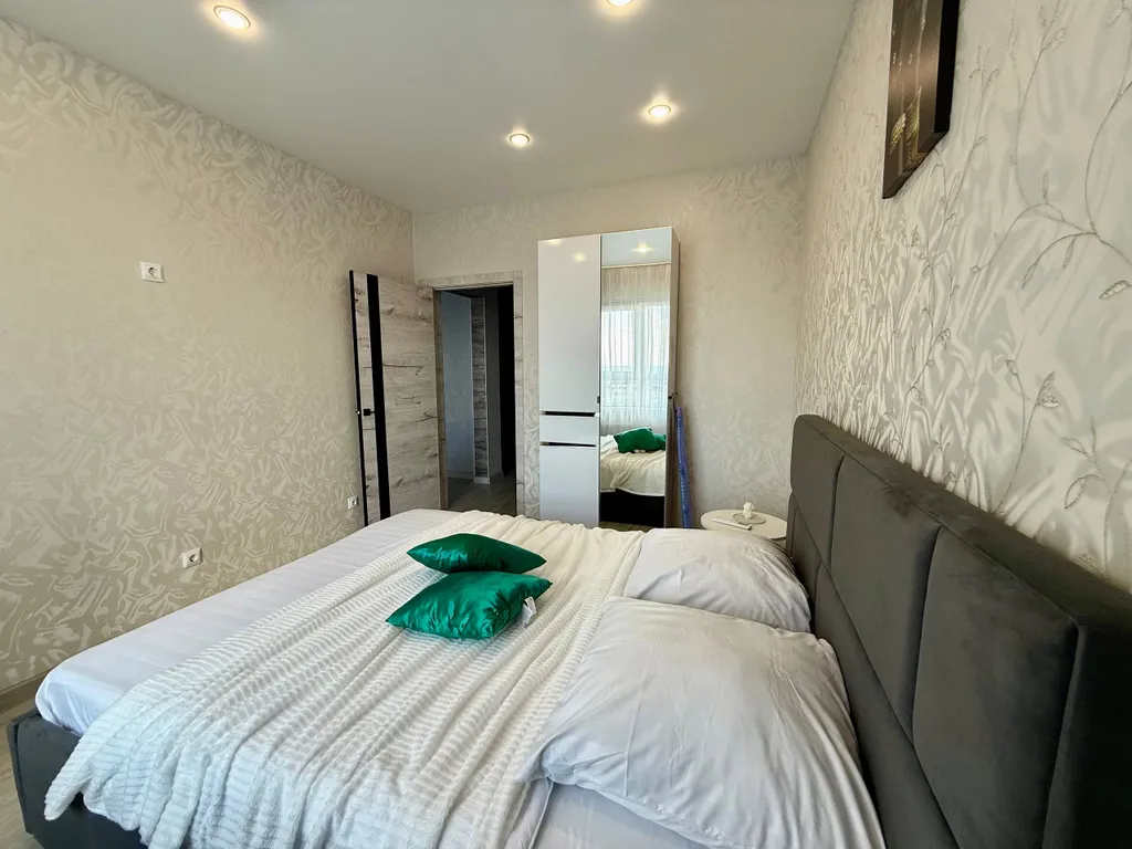 Евродвушка в центре города с красивом видом из окна