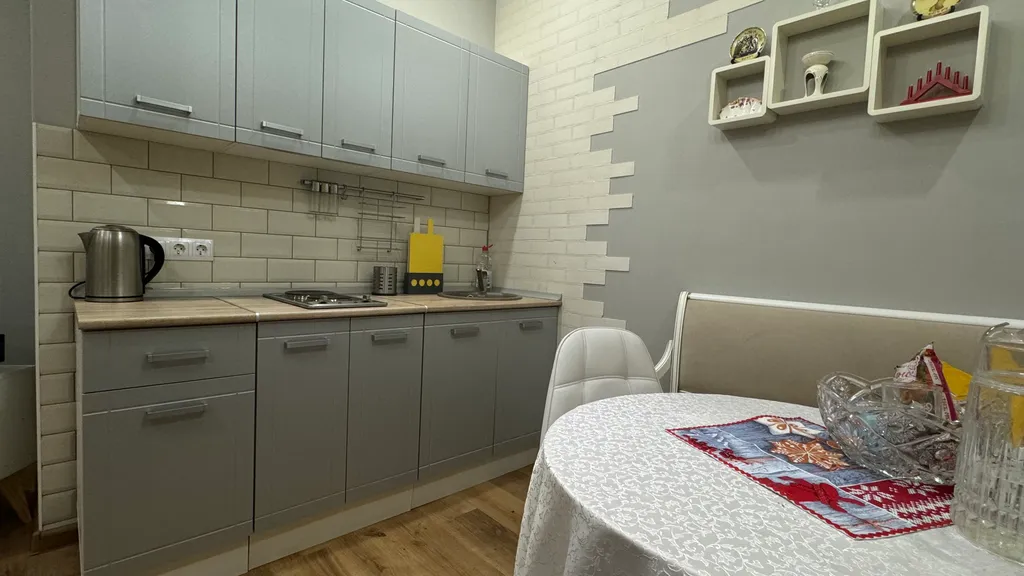 Белая студия в новом доме на центральной улице