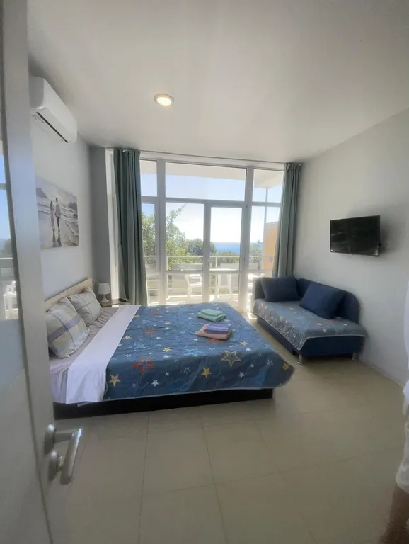 Улучшенный номер с видом на море и горы