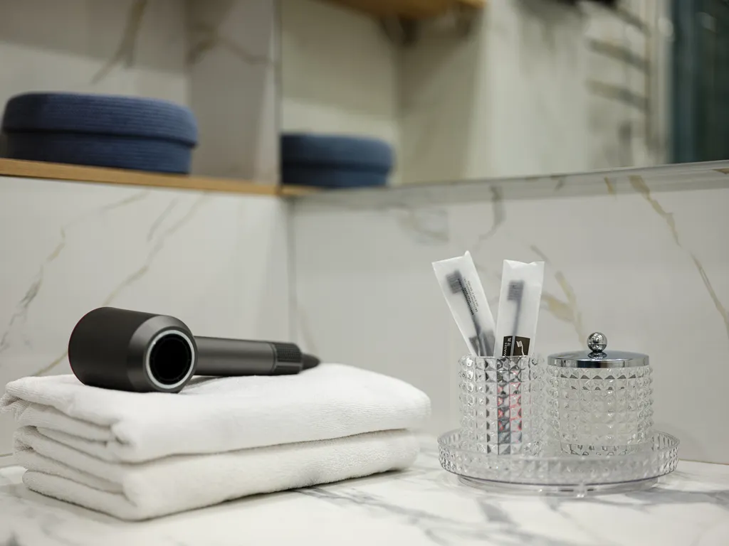 Дизайнерская студия с видом на сосны с закрытым двором