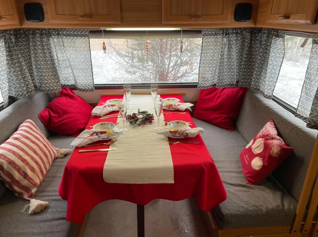 Новогодний трейлер на колесах с фотозонами