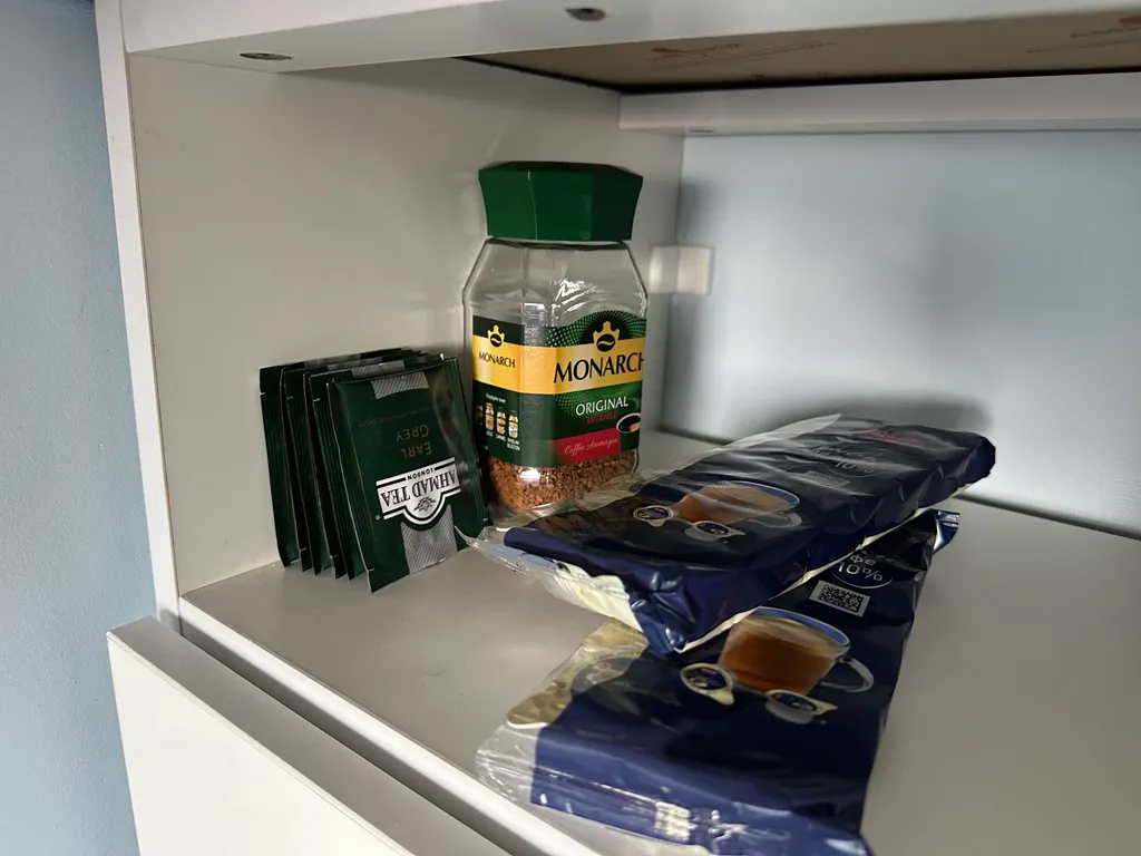 Уютная приятная комната с видом на город