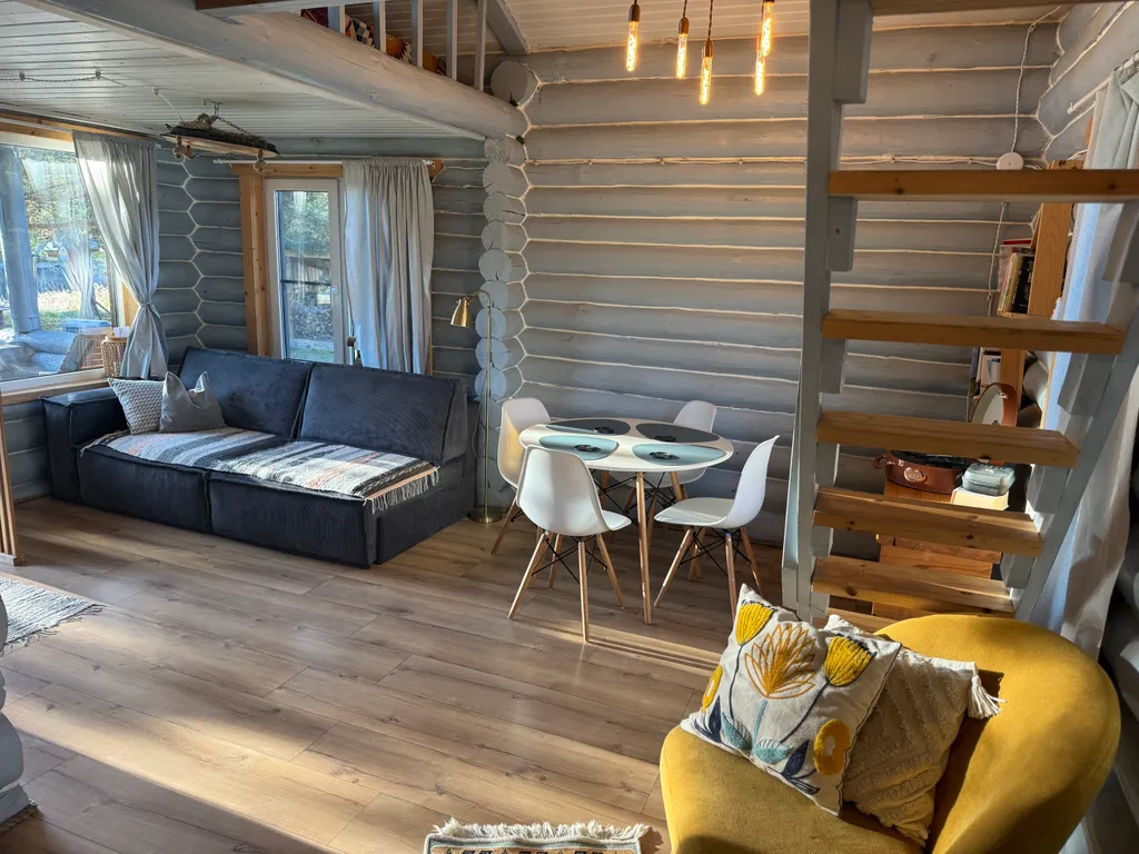 Дом на берегу реки в тихой деревне