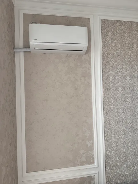 Квартира с двумя кондиционерами и вентилятором