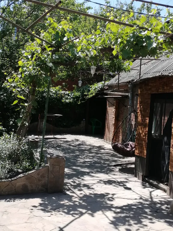 Частный дом с уютным двориком недалеко от центра