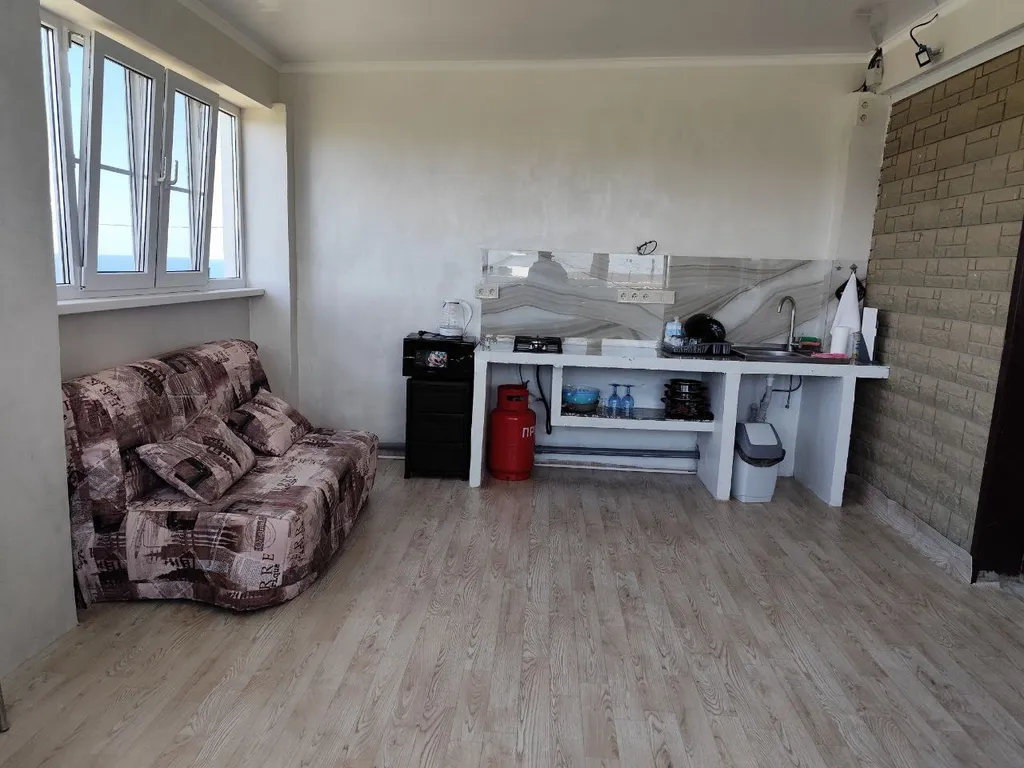 Комната с лоджией, со своей кухней