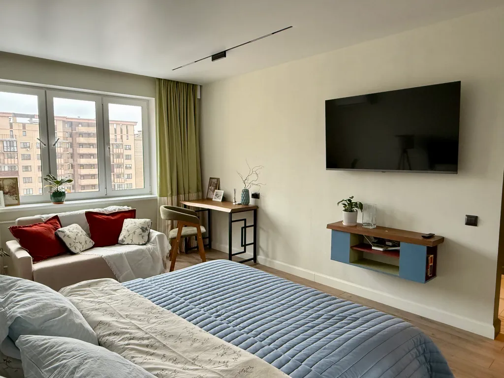 Розовая лошадка у себя дома