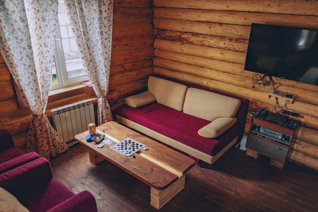 Большой дом с баней рядом с водой