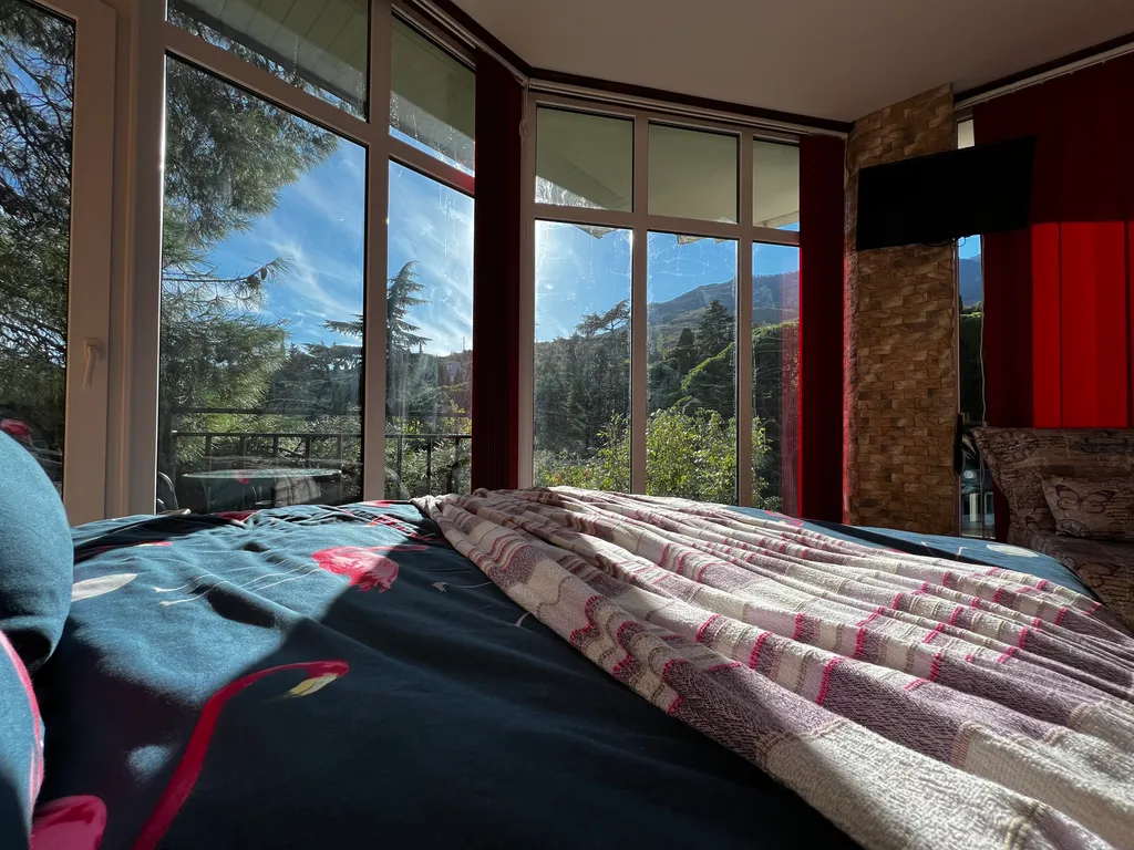 Студия с панорамными окнами и видом на горы