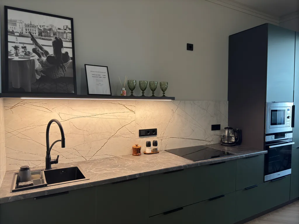 Просторная студия с видом на горы