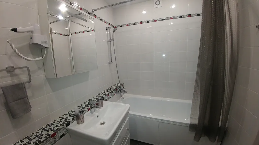 Комфортабельная студия с дизайнерским ремонтом в серо-розовом тоне