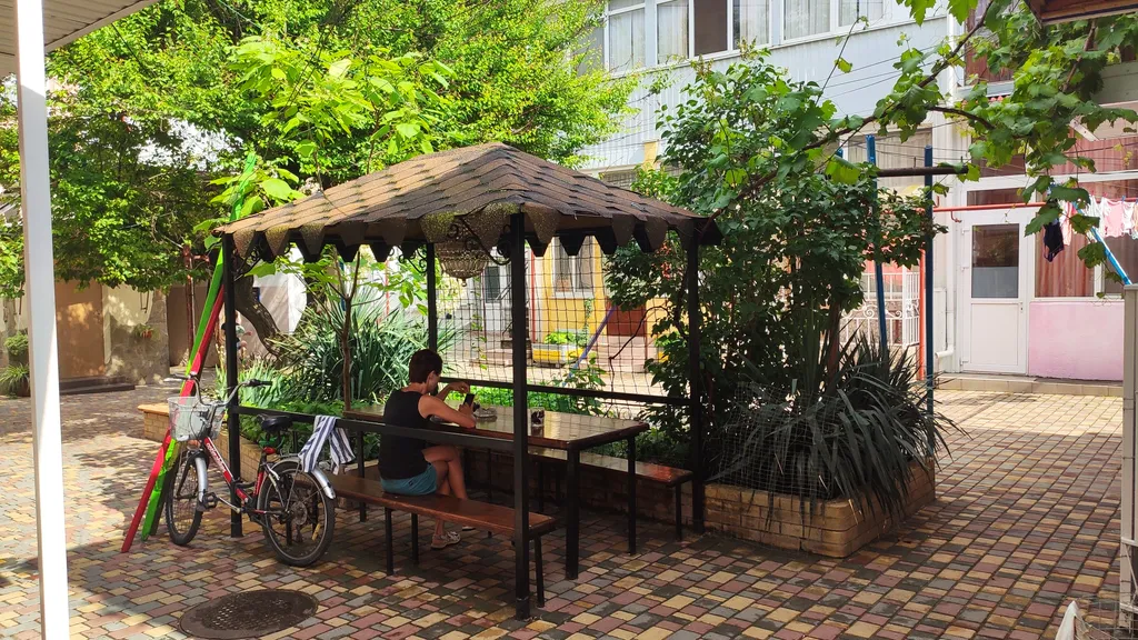 Домик в уютном дворе у моря