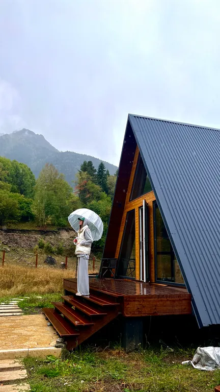 Живописный уголок в лесу вдали от городской суеты