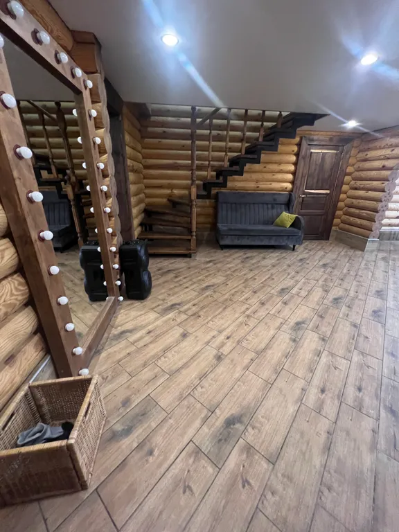 Деревянный дом с бассейном