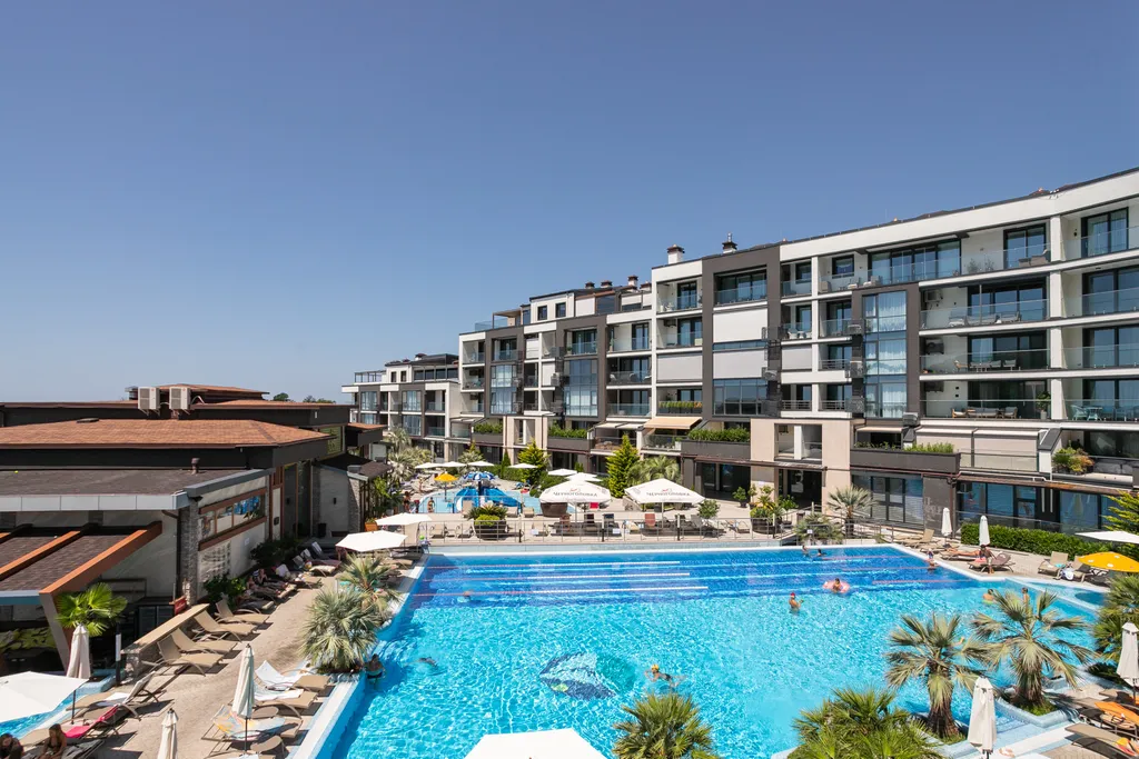 Квартира в вип корпусе, с видом на бассейн и море в ЖК Лазурный берег 2