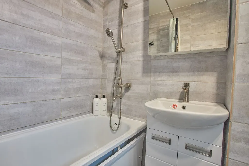 Светлая квартира с большой кроватью и Smart TV