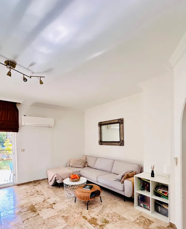 Современная вилла 3+1 с бассейном рядом с пляжем