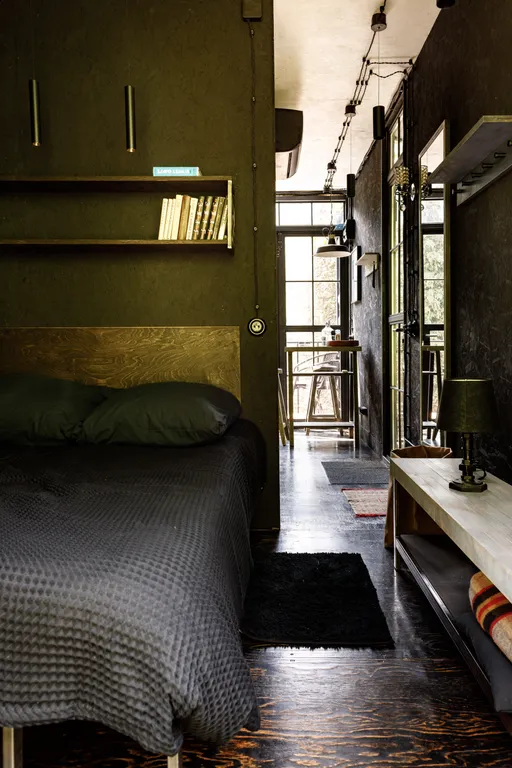 Домик на лесном склоне с видом на горы