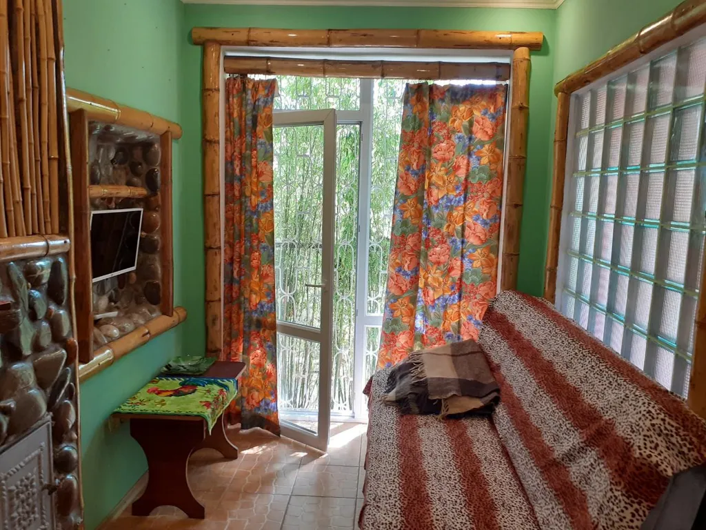 Дом 2 уровня со своим двором