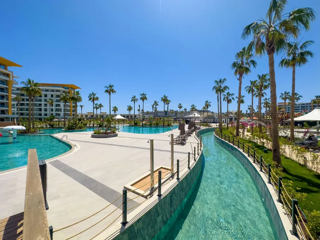 Апартамент в Azura World D с аквапарком и собственным пляжем