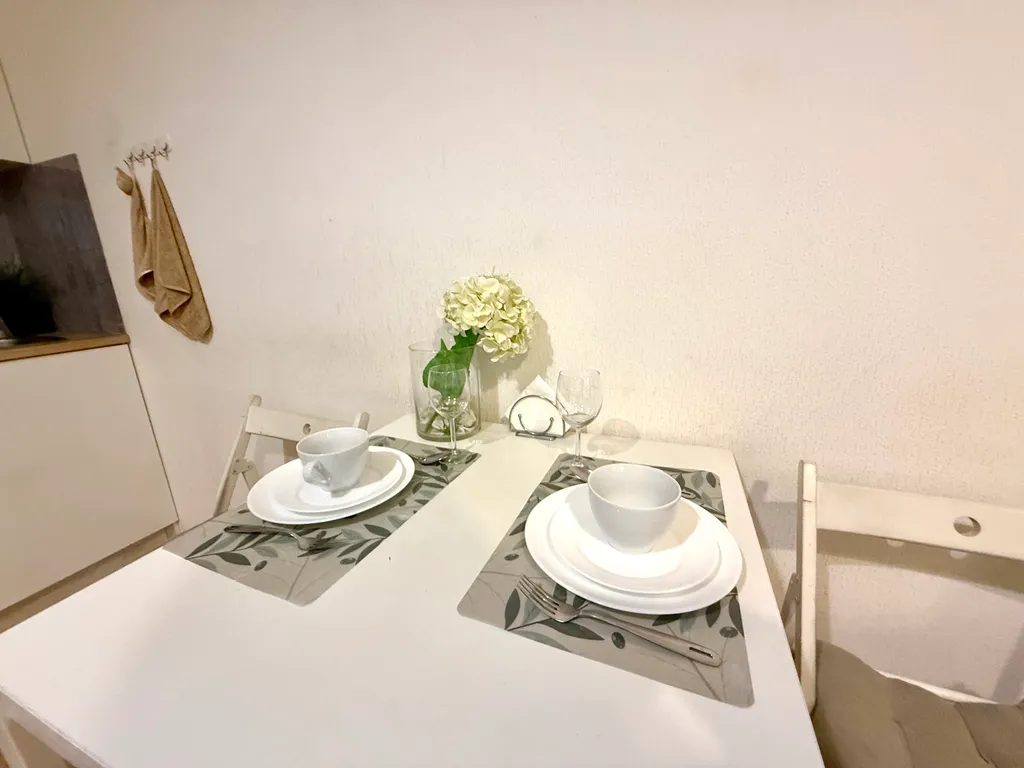 Студия для троих гостей