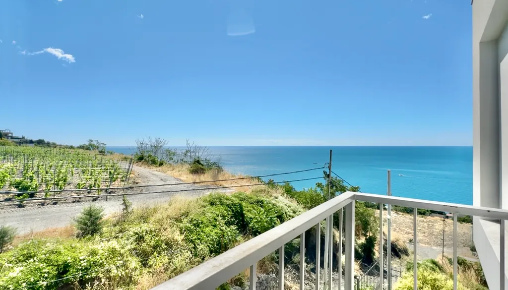 Часть дома с бассейном недалеко от моря Отрадное Ялта