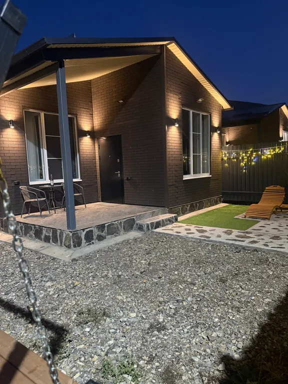 Уютный домик у реки для семейного отдыха